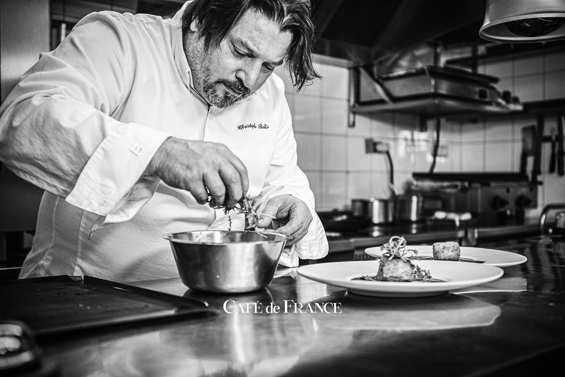 photo de christophe bolis dans sa cuisine du restaurant café de france